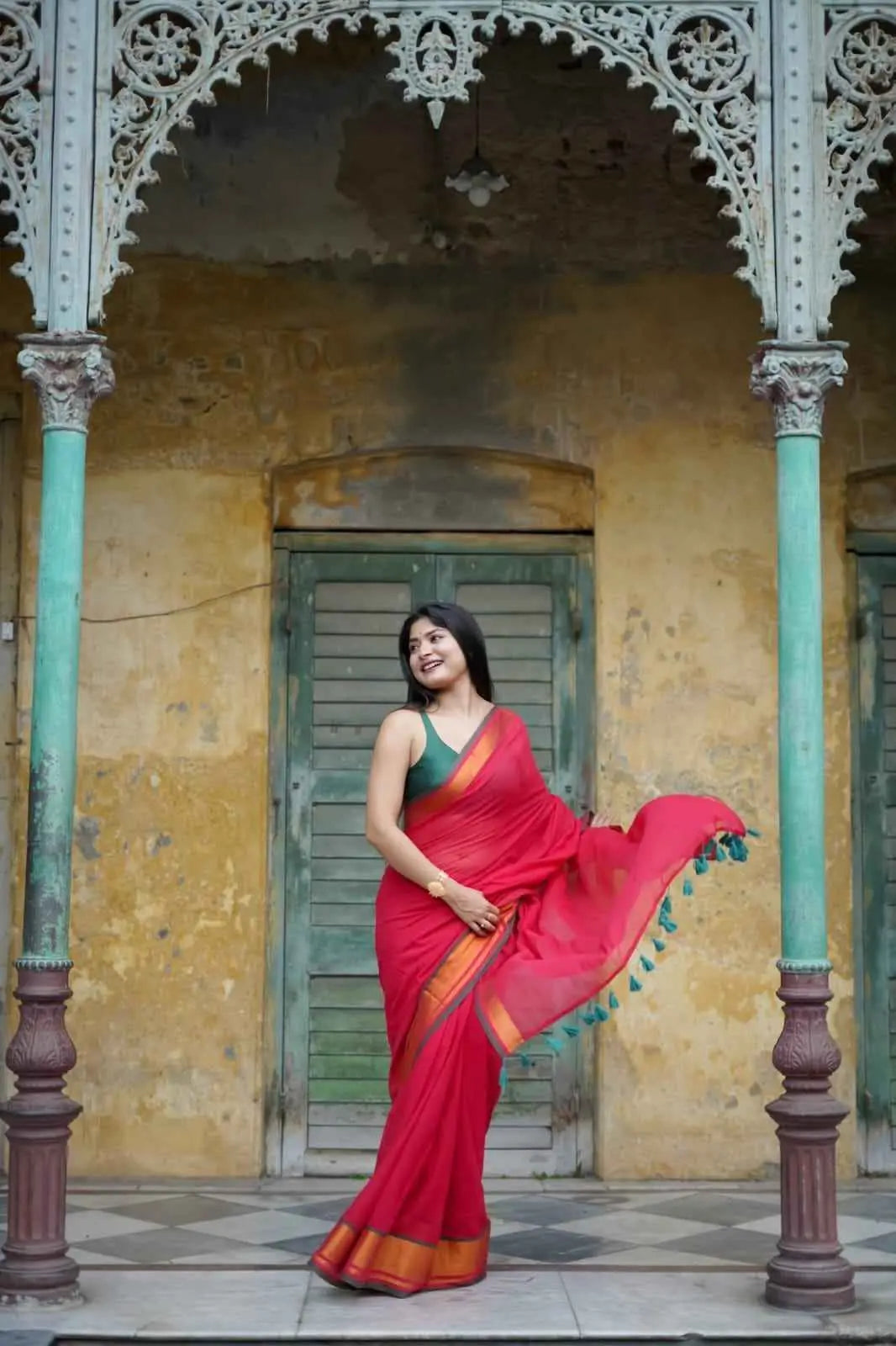 Aangan Rang Scarlet Mul Cotton Saree with Zari Eleganc Yooneck