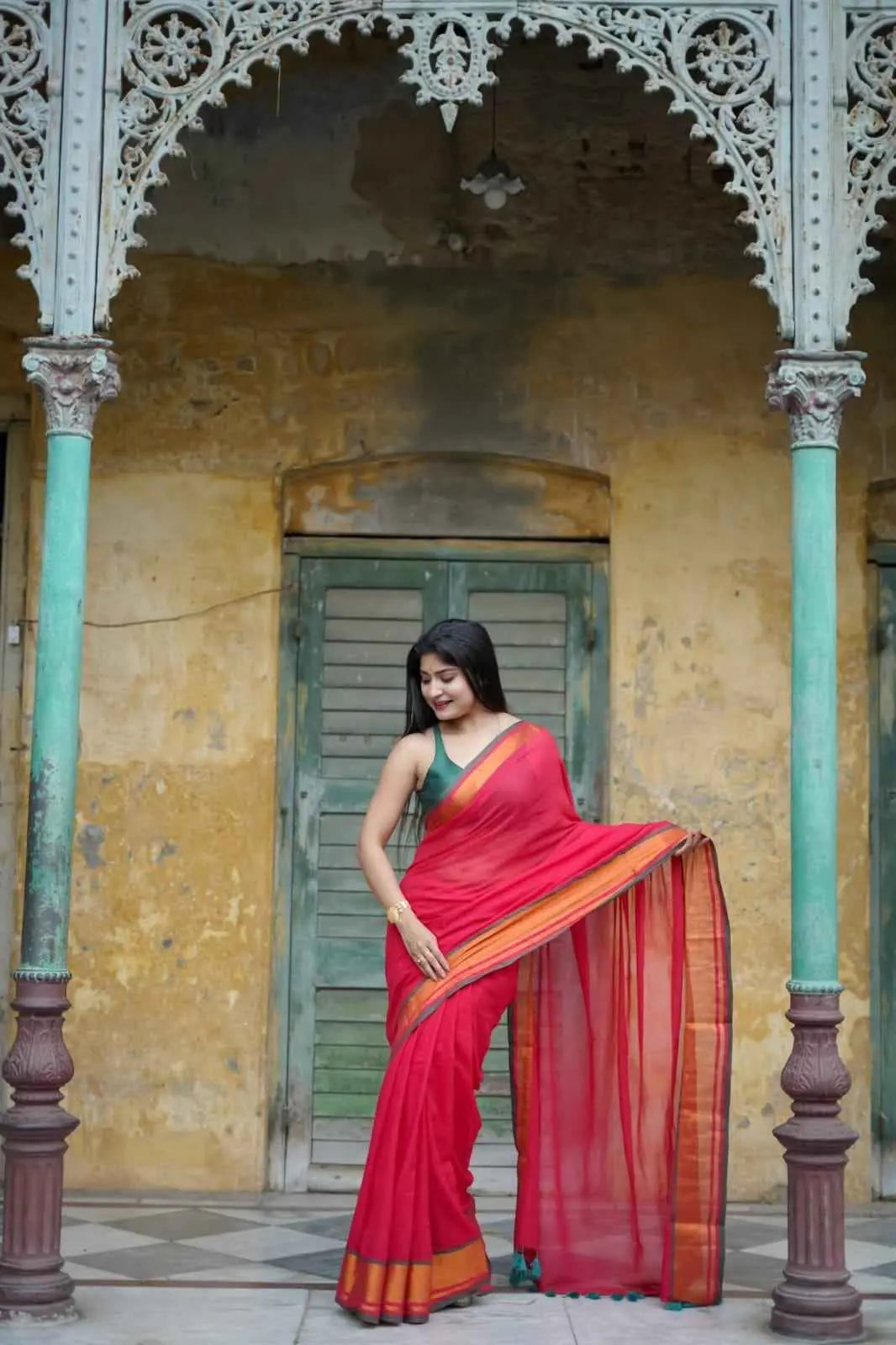 Aangan Rang Scarlet Mul Cotton Saree with Zari Eleganc Yooneck