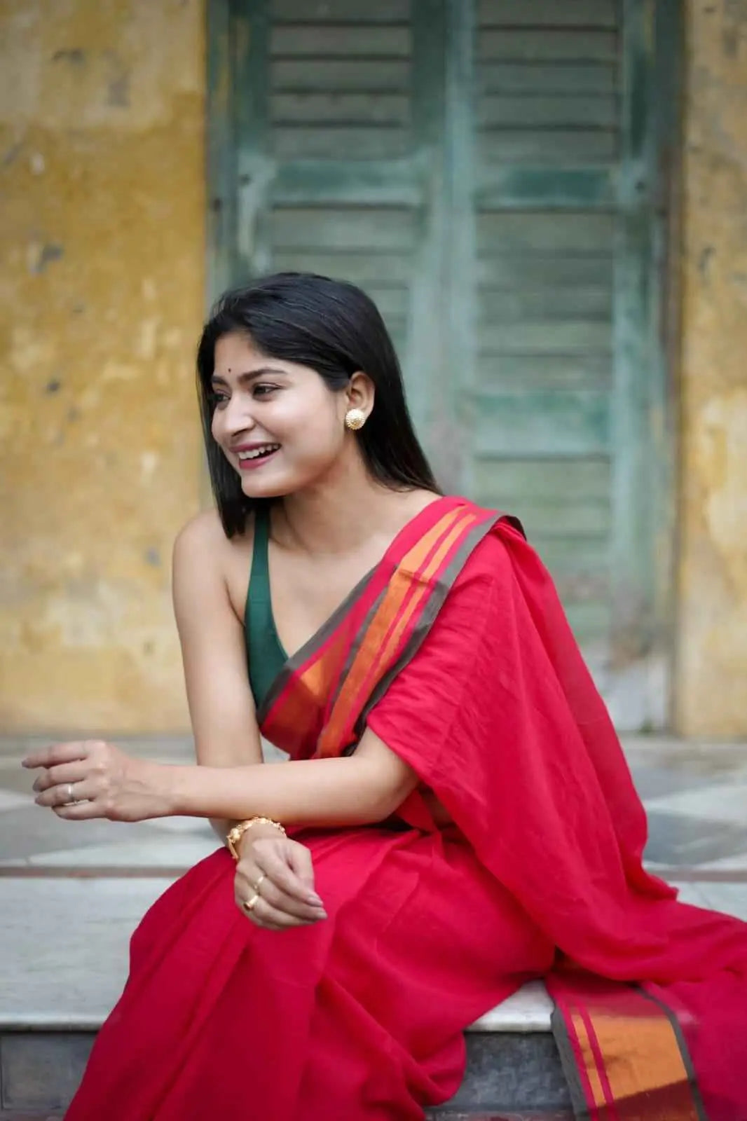 Aangan Rang Scarlet Mul Cotton Saree with Zari Eleganc Yooneck