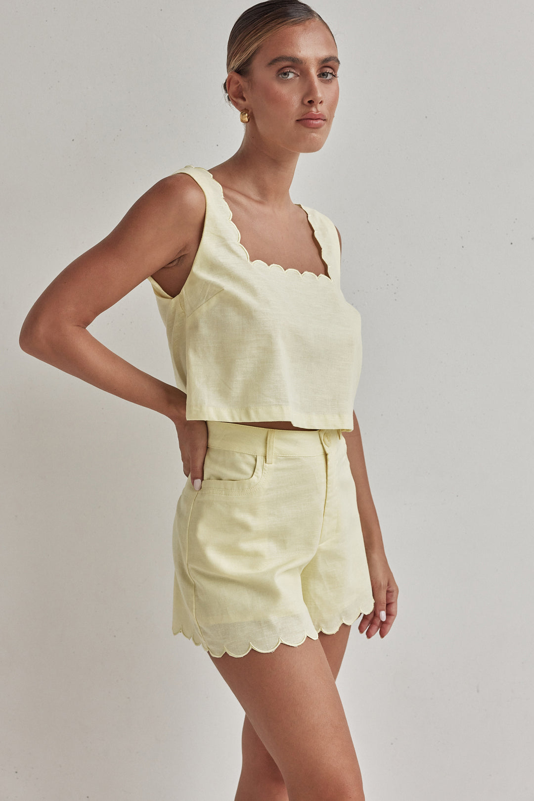 Butter Yellow Linen Crop Top – Scalloped Hem & Sleeveless Fit-1
